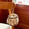 Glänzende Strass Metall Korb Abendtasche mit Satin Innentasche und goldener Kette. - Schwarz