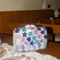 Vue détaillée de pochette de soirée fleur strass cristal de luxe avec diamants brillants. - Argent