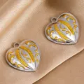 Close-up van zilveren en gouden roestvrijstalen hartje hanger details voor DIY sieraden accessoires. - Krulpatroon Hart / 19x19.5mm