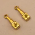 Detailaufnahme von polierten 18K vergoldeten Edelstahl Flaschenform Anhänger Charms. - Quadratische Parfümflasche (5x16mm) / Gold