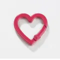 Dettaglio chiusura cuore rosa, moschettone in metallo lega per gioielli DIY e portachiavi. - Rosso rosa