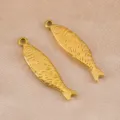 Colgante de pez dorado de acero inoxidable accesorio de joyería DIY con textura tallada - Forma de Pez / 11x44mm / Dorado