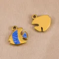 Colgante de pez pequeño de acero inoxidable 304, dije DIY estilo océano para collar y pulsera. - 11.1x11.6mm / Púrpura