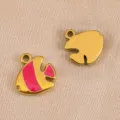 Detalle de pequeño colgante de pez en acero inoxidable, esmalte rosa y oro para joyería DIY. - 11.1x11.6mm / Rojo