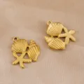 Detalle de colgante marino de acero inoxidable dorado con diseño de concha y estrella. - Estrella de mar Concha / 18x19.8mm / Dorado