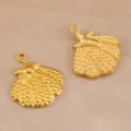 Colgante concha de mar de acero inoxidable dorado, diseño texturizado para joyería. - Concha / 26.8x30.5mm / Dorado