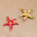 Vista de primer plano de dijes colgantes de estrella de mar de acero esmalte rojo y oro. - Rojo-32.7x31.2