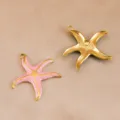 Vista detallada del colgante de estrella de mar de acero inoxidable con esmalte rosa. - Rosa-32.7x31.2