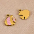 Colgante de pez pequeño de acero inoxidable, dijes esmaltados en rosa para joyería. - 11.1x11.6mm / Rosa