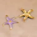 Detalle en primer plano de dijes colgantes de estrella de mar, esmalte y accesorios de joyería. - Morado-32.7x31.2