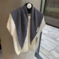 Gris oscuro