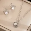 Set van holle parel ketting en oorknopjes elegant bloem design voor dagelijks gebruik. - Wit K Halsketting Oorbellen Set