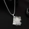 Detalle del collar con colgante de libro vintage en plata con grabado detallado. - Collar (11952) / Plata antigua