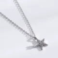 Collana con ciondolo a stella in argento con viso sorridente e zirconi lucidi. - A stella / Oro bianco