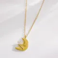 Collana con ciondolo a forma di mezzaluna dorata con viso sorridente e zircone brillante. - Luna(8307) / oro kc