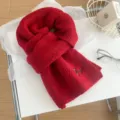 Acogedora bufanda de invierno roja con bonito bordado de caballo, calentador de cuello suave y cálido. - Bordado de poni / Rojo