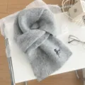 Bufanda de invierno gris de punto con bordado de caballo, cálida y suave para uso diario. - Bordado de poni / Gris