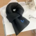 Schwarzer, kuscheliger Winterschal mit blauer Ponystickerei, warmer, bequemer Halswärmer. - Pferde-Stickerei / Schwarz