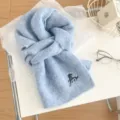 Gemütlicher hellblauer Winterschal mit süßer Pony-Bestickung weich warmes Accessoire. - Pferde-Stickerei / Himmelblau