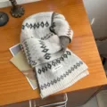 Detalle bufanda mezcla lana punto, acogedor patrón geométrico Fair Isle invierno, cuello corto. - Beige