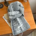 Bufanda de lana gris con patrón de copo de nieve blanco, cuello de invierno cálido y grueso. - Gris