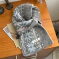 Sciarpa in maglia di misto lana grigia con motivi a fiocco di neve e rombi per l'inverno. - Mocha