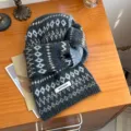 Primer plano de la bufanda de invierno corta de lana tejida Fair Isle azul marino acogedora. - Negro Carbón