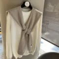 Vue détaillée du pull en tricot 100% laine vierge australienne avec un châle assorti chic et doux. - Khaki