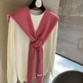 Châle écharpe en tricot 100% laine avec pull blanc, style décontracté de printemps. - Rose