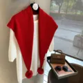 Bufanda triangular de punto rojo con pompones suaves combinada con un jersey blanco para invierno. - Rojo Sólido / Aprox. 150x55cm