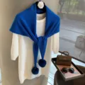 Top de punto blanco con bufanda triangular de pompones azul real, conjunto de invierno elegante. - Azul Real Sólido / Aprox. 150x55cm