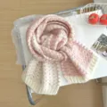 Bufanda de invierno de punto rosa con corazones, cuello grueso y cálido para mujer detalle. - Rosa