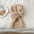Bufanda de punto cálida y acogedora en beige sólido con borde de costura de contraste blanco invierno. - Caqui
