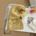 Bufanda de punto amarillo mostaza con caballos bordados, accesorio de invierno suave y cálido. - Aprox. 170x21cm / Amarillo