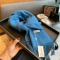 Blauer 100% Wollschal mit langen Fransen, warmer Winter Strickschal fuer Paare cozy. - Blau / 185x32cm