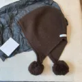 Balaclava de lana marrón con pompones bonitos, gorro de punto cálido de invierno para mujer. - 54-62cm / Café