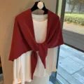 Vista detallada de un pañuelo triangular de punto rojo combinado con un top blanco. - Burdeos