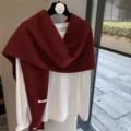 Vista detallada de chal bufanda de punto de lana rojo oscuro con camisa blanca, suave. - Burdeos / 220x55cm
