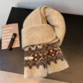 Detalle de bufanda de punto Fair Isle acogedora, bufanda de invierno gruesa y cálida. - Caqui