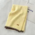 Cómoda bufanda de invierno de punto amarillo con borde de contraste marrón y elegante etiqueta. - Amarillo