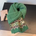 Detalle de bufanda de punto Fair Isle verde, motivo jacquard de invierno acogedor, cuello grueso. - Verde