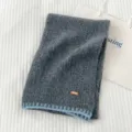 Bufanda de punto acogedora para otoño e invierno con costuras en contraste y lana. - Gris oscuro