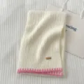 Bufanda de punto en blanco crema con borde rosa en contraste para un estilo abrigado. - Blanco