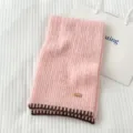 Suave bufanda de punto rosa con dobladillo de contraste oscuro para otonio e invierno. - Rosa