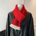 Acogedora bufanda de invierno roja con encaje blanco, calentador de cuello unisex. - 160cm / Rojo