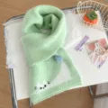Dettaglio sciarpa in maglia verde carina, scaldacollo invernale accogliente con ricamo di gatto. - Gatto Pigro - Verde