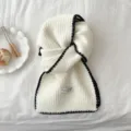 Bufanda de invierno de punto blanco minimalista estilo coreano con borde negro y etiqueta. - Blanco