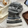 Acogedora bufanda de invierno de punto Fair Isle gris para mujer, calentador de cuello grueso. - Gris claro