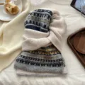 Cómoda bufanda de punto Fair Isle para mujer, calentador de cuello de invierno con patrón geométrico. - Beige