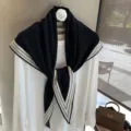 Bufanda triangular negra de punto con rayas, chal versátil y calentador de cuello elegante. - Borde Vertical